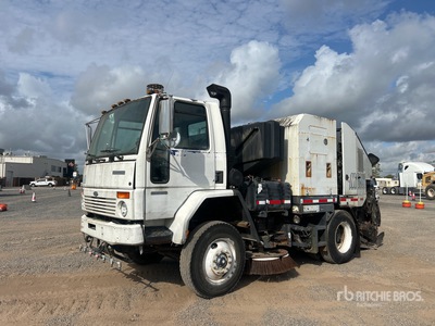 Schwarze M6000 on 2007 Sterling SC8000 Veegwagen