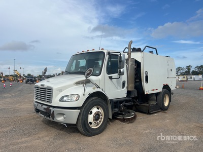 2012 Schwarze A7000 on 2013 Freightliner M2 106 Zamiatarka uliczna
