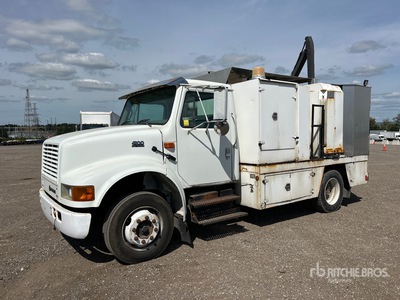 1999 International 4700 4x2 燃料および潤滑油トラック