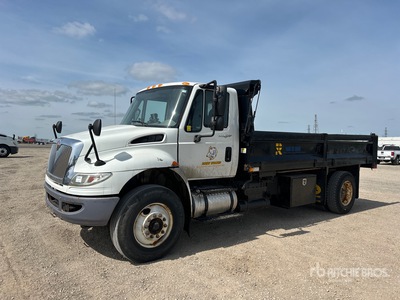 2011 International 4300 4x2 S/A Camión dumper