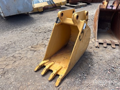 24 in Backhoe Loader Bucket - Fits John Deere 710G