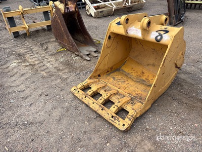 36 in Backhoe Loader Bucket - Fits John Deere 710