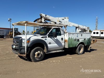 Altec AT37G 37 ft on 2013 Ford F-550 XL 4x2 Camión con Cesta Elevadora