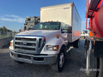 2013 Ford F-650 XLT 4x2 Furgoneta caja cerrada
