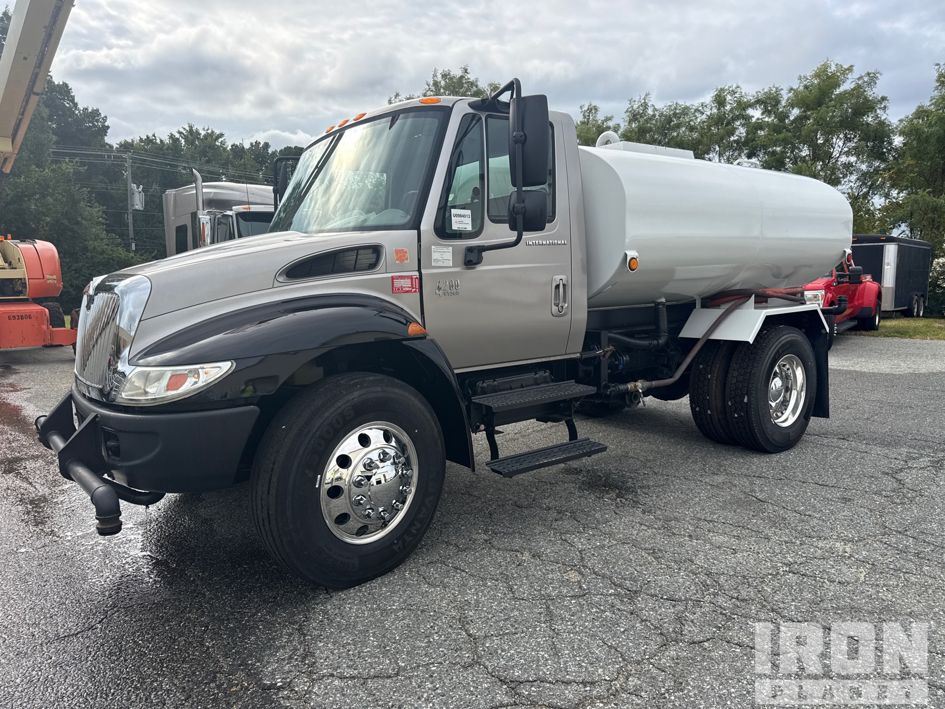 2006 International 4200 1000 gal 4x2 Water Truck
