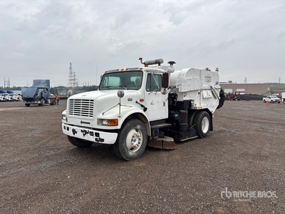 Tymco on 2002 International 4700 Camion barredora