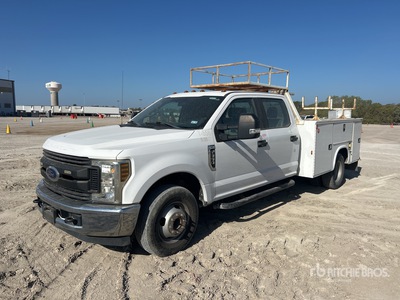 2019 Ford F-350 4x2 Crew Cab Utility Truck