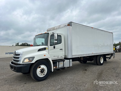2015 Hino 268 4x2 Furgoneta caja cerrada
