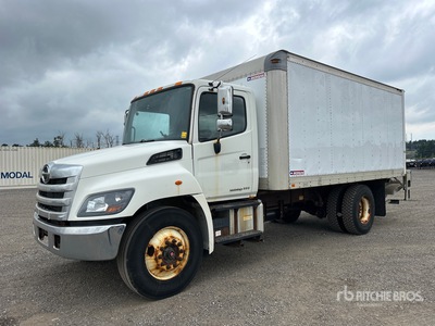 2015 Hino 338 4x2 Furgoneta caja cerrada