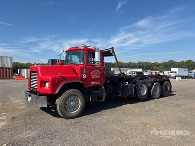 2000 Mack DM690S 8x4 Camion porteur à faux-cadre basculant