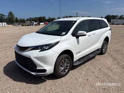 2024 Toyota Sienna Hybrid Minivan