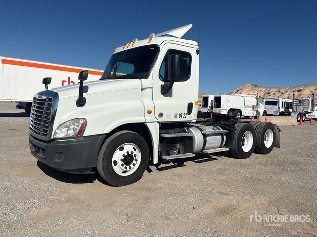 2013 Freightliner Cascadia 125 6x4 T/A Day Cab Truck Tractor