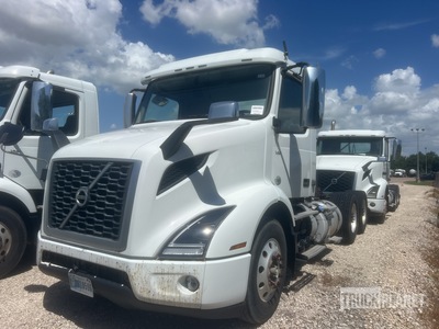2018 Volvo VNR64T 6x4 Cabeza Tractora Cabina Corta