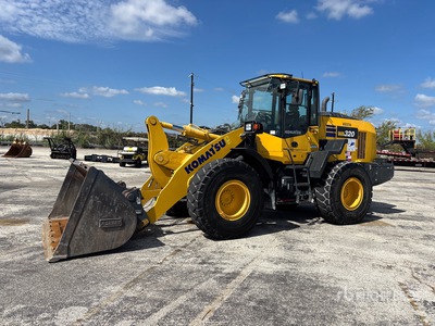 2023 Komatsu WA320-8 Pala gommata