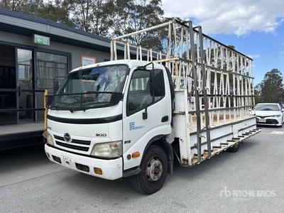 2009 Hino 300 Camion à Plateau