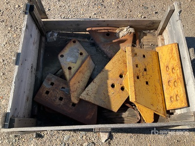 Quantity of (7) Cat Dozer Blade End Bits Pièces divers (Unused)