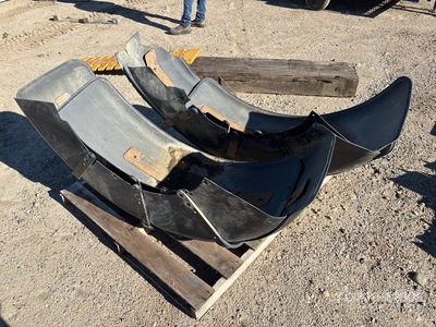 Quantity of (4) Fenders Pièces divers