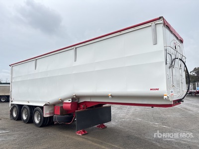 2022 Moore 10 m Tri/A Step Deck مقطورة للتفريغ الخلفي
