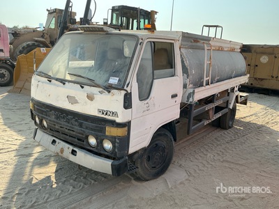 1998 Toyota Dyna Camion cisterna de agua (Inoperable)