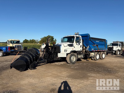 2013 Freightliner 114SD 6x4 Camión con pala para nieve