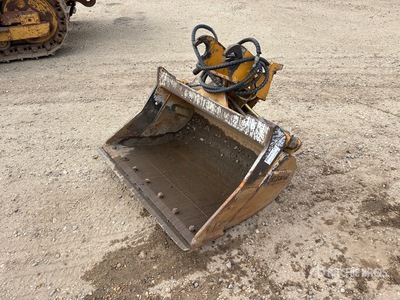 Brandt 42 in Q/C Hydraulic Tilting Excavator Bucket - Fits John Deere 60D