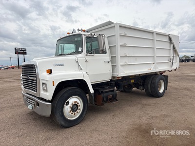 1987 Ford L8000 4x2 Ciężarówka do przewozu kiszonki