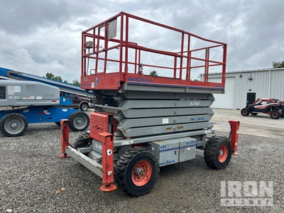 2011 Skyjack SJ8243 4x4 Dual Fuel Piattaforma aerea verticale