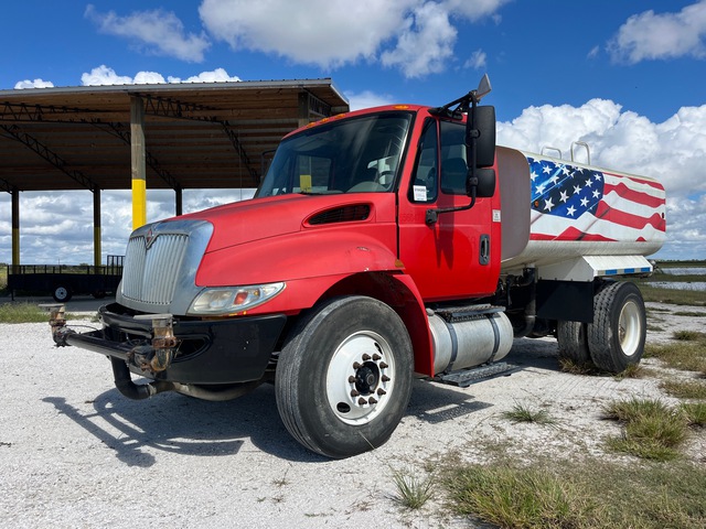 2013 International 4300 2000 gal 4x2 Water Truck