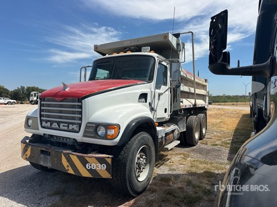2004 Mack CV713 6x4 T/A Camión dumper