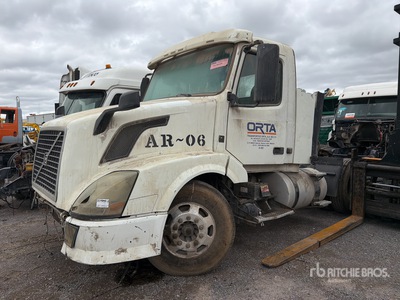 2015 Volvo VNL64T300 Tractocamion con Dormitorio (INOPERABLE) / T/A Sleeper Truck Tractor (Inoperable)