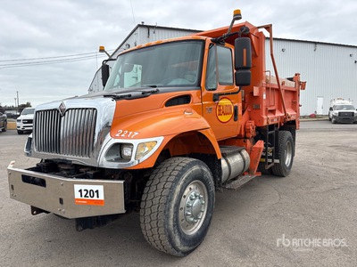 2005 International 7400 4x2 Camión con pala para nieve
