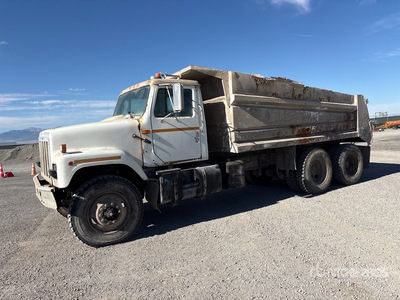 2000 International 2574 4x2 Camion à benne tandem