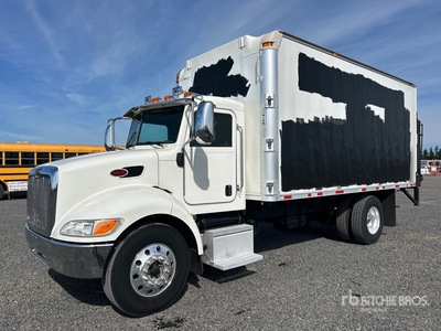 2011 Peterbilt 337 4x2 Camion fourgon