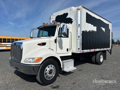 2011 Peterbilt 337 4x2 شاحنة فان