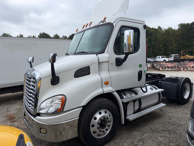 2013 Freightliner Cascadia 113 4x2 S/A Day Cab Truck Tractor