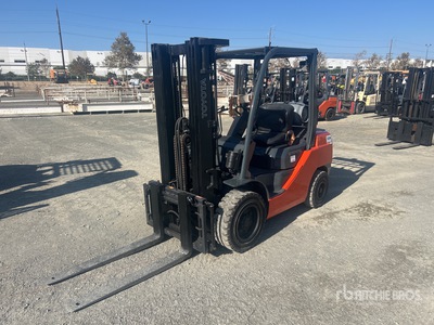 2019 Toyota 8FGCU30 4850 lb Pneumatic Tire Chariot Élévateur