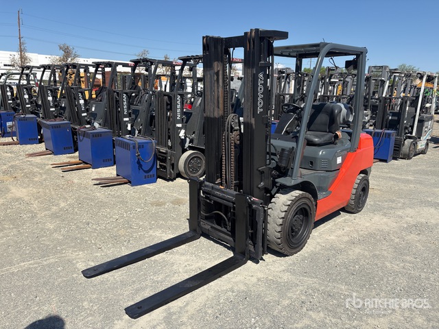 Toyota 8FGCU30 4850 lb Pneumatic Tire Forklift