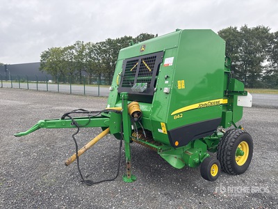 2010 John Deere 842 Round Baler