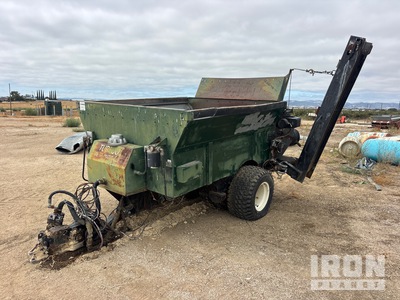 1995 Turfco Mete-R-Matic 60 in x 7 ft Portable Topdresser