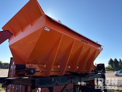 Monroe Slide in Salter Spreader with Pre Wet System Zoutstrooier