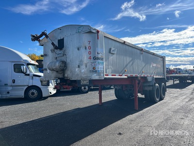 2011 East 26 ft T/A End Dump Trailer