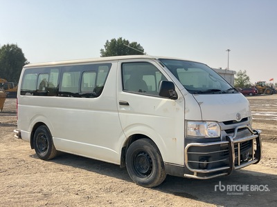 2016 Toyota Hiace 4x2 16-Seat Mini Bus