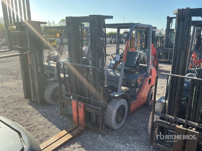 2014 Toyota 8FGU25 3750 lb Pneumatic Tire Forklift