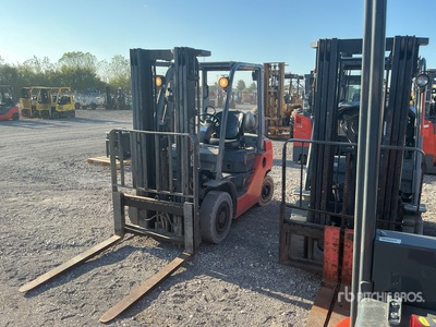 2014 Toyota 8FGU25 3750 lb Pneumatic Tire Forklift