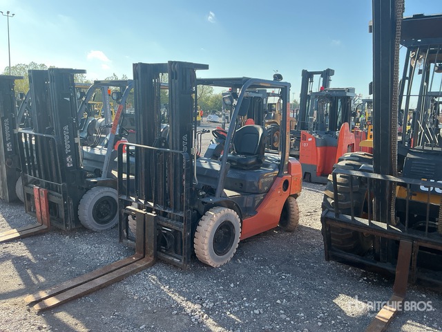 2018 Toyota 8FGU25 4500 lb Pneumatic Tire Forklift