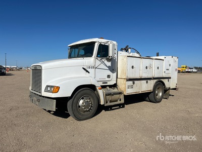 2000 Freightliner FLD112 4x2 Camion citerne à carburant et lubrifiant