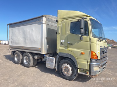 2014 Hino 700 6x2 Crew Cab Camion à benne tandem