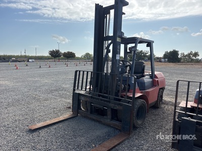 2006 Toyota 7FDKU40 8200 lb Pneumatic Tire 8100 lb Pneumatic Tire Chariot Élévateur