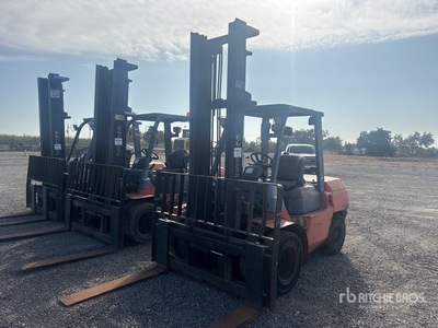 2005 Toyota 7FDKU40 8200 lb Pneumatic Tire Forklift