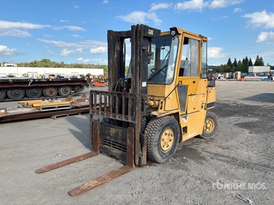 1992 Cat V90F 9000 lb Pneumatic Tire Chariot Élévateur